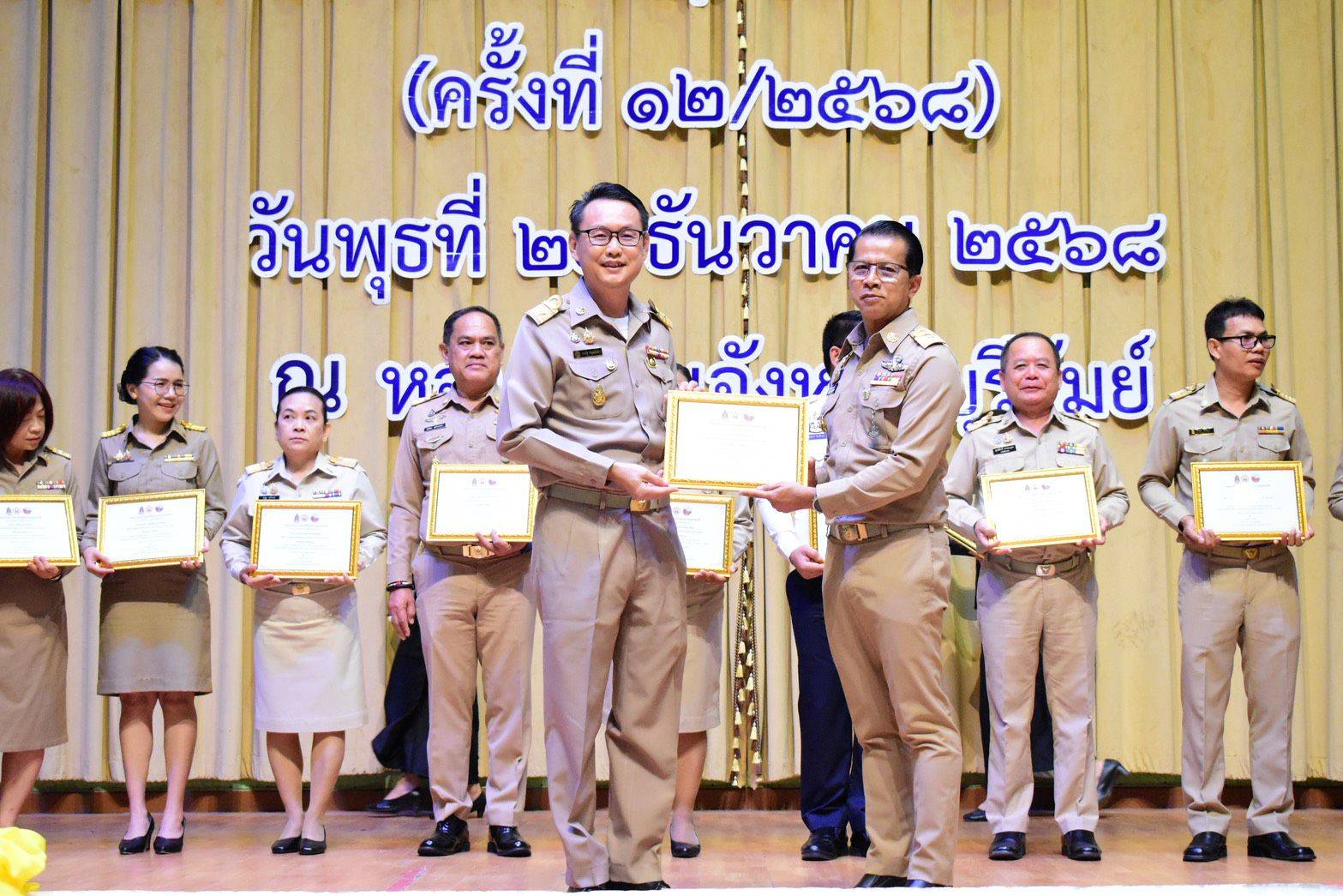 title - วันพุธที่ 24 ธันวาคม 2568 นายประเสริฐ กาญจนเกียรติกุล ปฏิรูปที่ดินจังหวัดบุรีรัมย์ ร่วมพิธีมอบหนังสืออนุญาตให้ใช้ที่ดินเพื่อกิจการสาธารณูปโภคและกิจการอื่นๆ ในเขตปฏิรูปที่ดิน (ส.ป.ก. 4-31 ก) ให้แก่การประปาส่วนภูมิภาคเขต 8  และรับมอบเกียรติบัตรยกย่องเกียรติแก่องค์กรคุณธรรม ระดับคุณธรรมต้นแบบ ประจำปีงบประมาณ พ.ศ. 2568 ณ หอประชุมจังหวัดบุรีรัมย์ โดยมีนายศรีธรรม ราชแก้ว รองผู้ว่าราชการจังหวัดบุรีรัมย์ เป็นประธานในพิธีมอบ